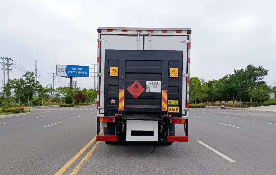 東風(fēng)錦程6米8易燃液體廂式運(yùn)輸車