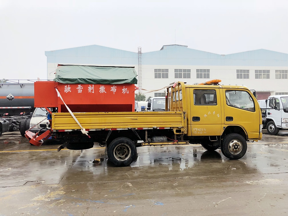 東風(fēng)雙排座貨車帶融雪劑撒布機(jī)